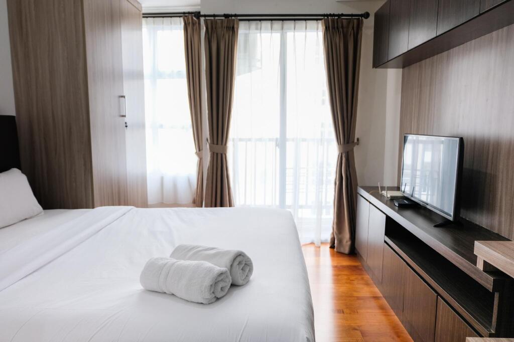 Legok: Minimalist Studio Saveria Apartment By Travelio