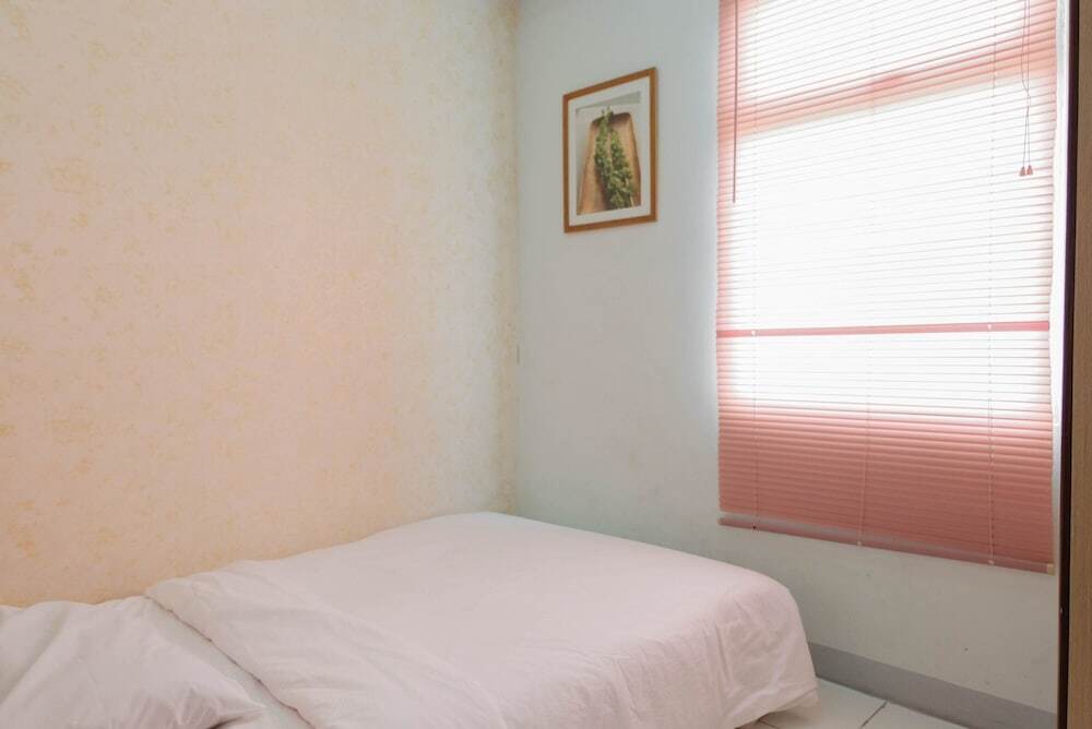 Тангеранг: Cozy and Minimalist 2BR Apartment at Ayodhya Residence By Travelio