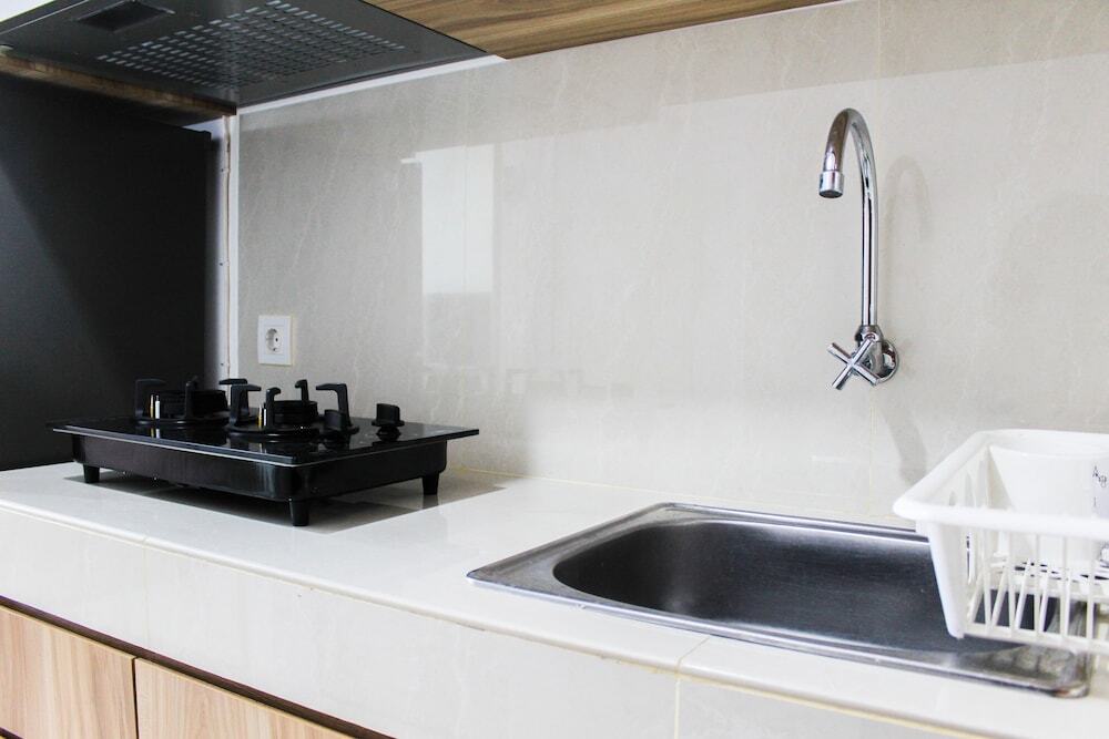 Тангеранг: Minimalist and New Furnished Studio Apartment at Springwood Residence By Travelio
