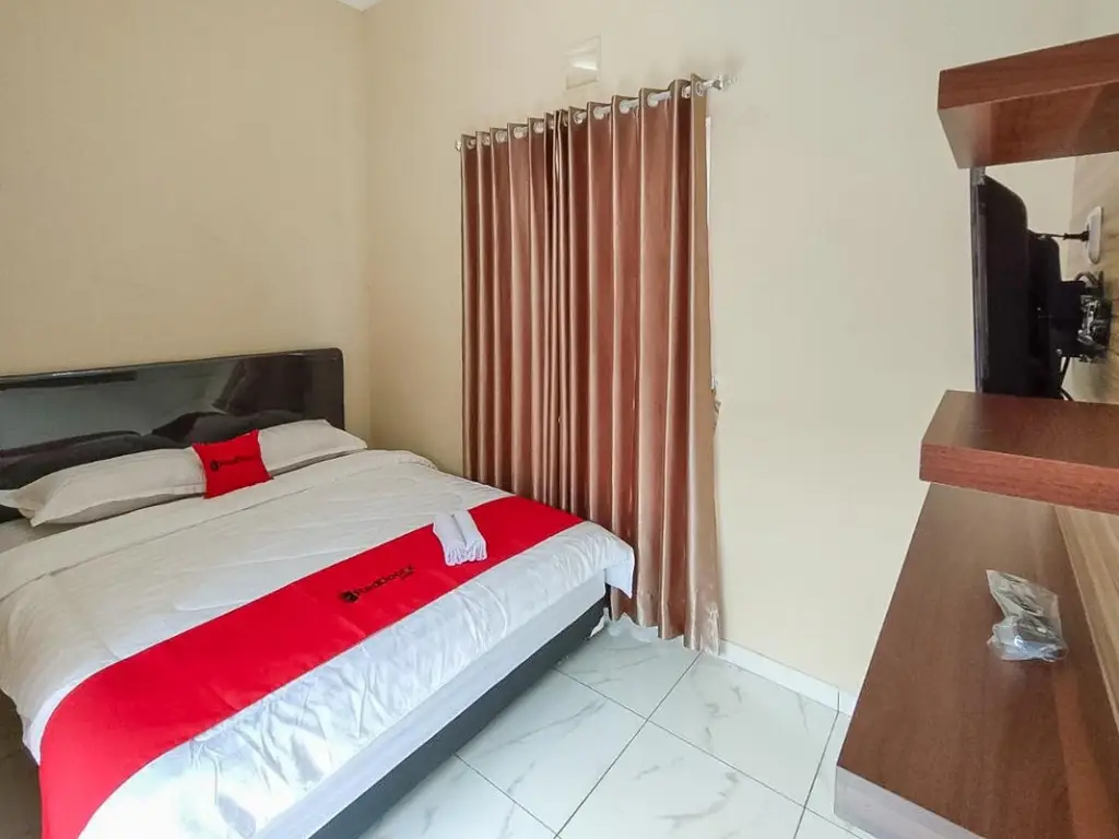 Бату: RedDoorz near BNS Batu
