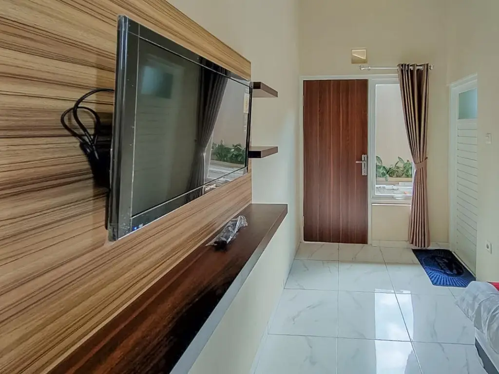 Бату: RedDoorz near BNS Batu
