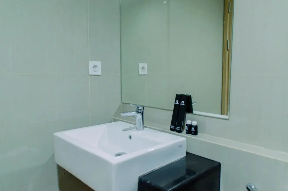 Южный Тангеранг: Stunning 1BR without Living Room at Bintaro Embarcadero Suites Apartment