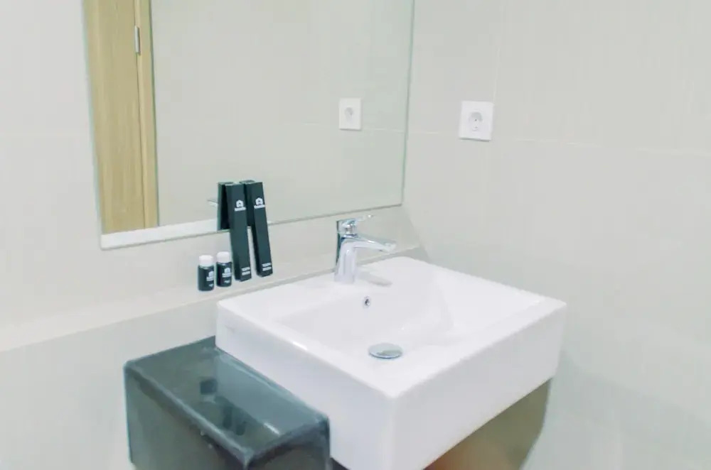 Южный Тангеранг: Elegant 1BR without Living Room at Bintaro Embarcadero Suites Apartment