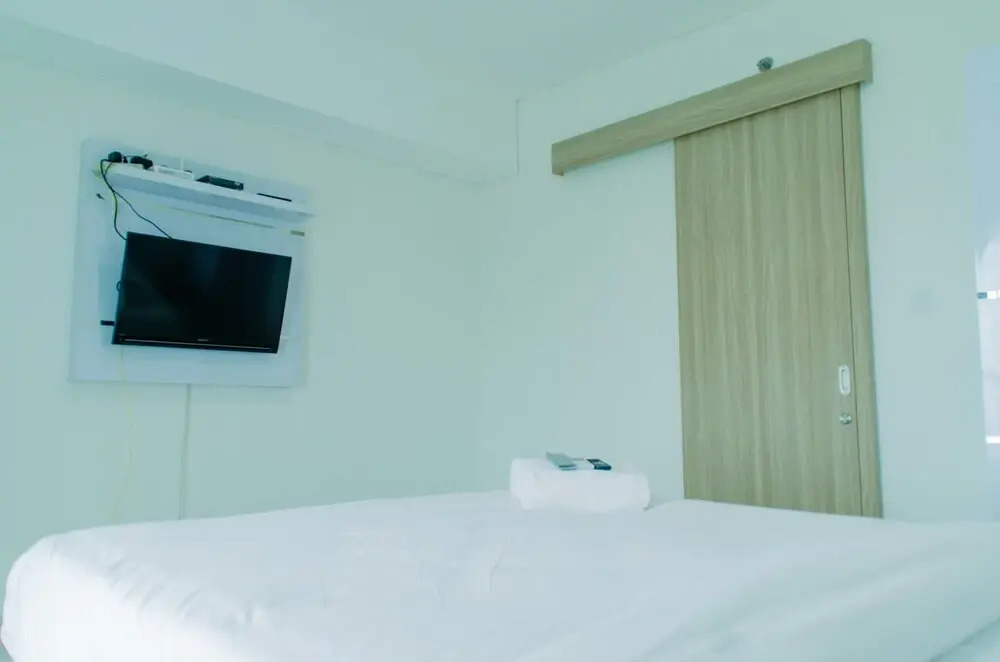 Южный Тангеранг: Elegant 1BR without Living Room at Bintaro Embarcadero Suites Apartment