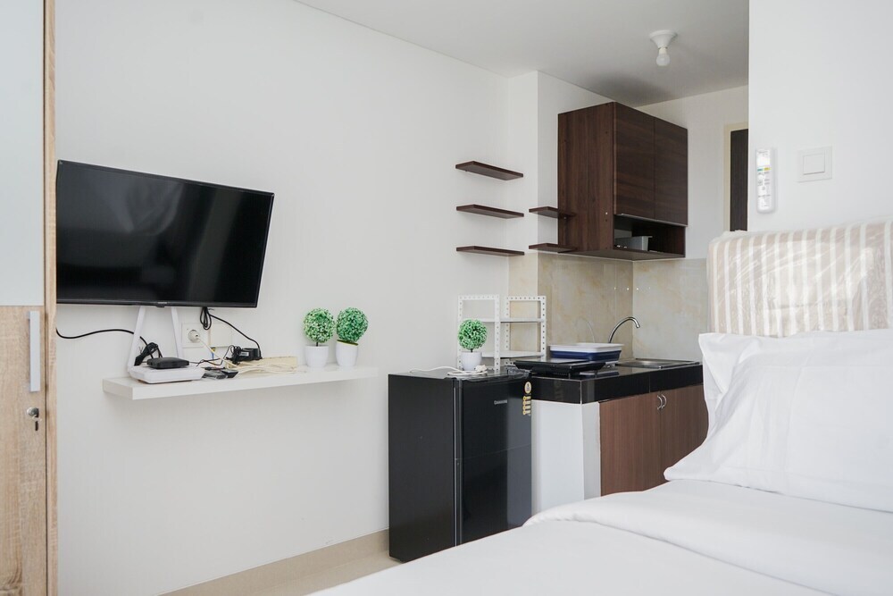 Legok: Comfy And Minimalist Studio Room At Serpong Garden Apartment