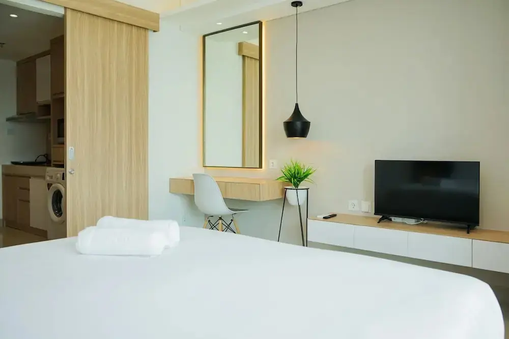 Южный Тангеранг: Comfy And Minimalist Studio At Embarcadero Bintaro Apartment