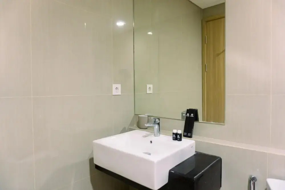 Южный Тангеранг: Well Furnished And Elegant 1Br At Bintaro Embarcadero Apartment