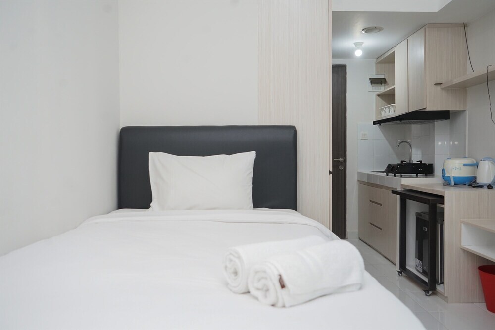 Южный Тангеранг: Warm And Simply Studio At Amazana Serpong Apartment