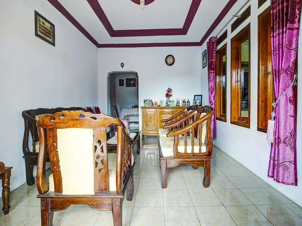 Караванг: OYO HOMES 91242 Desa Wisata Cibuntu Kuningan Syariah