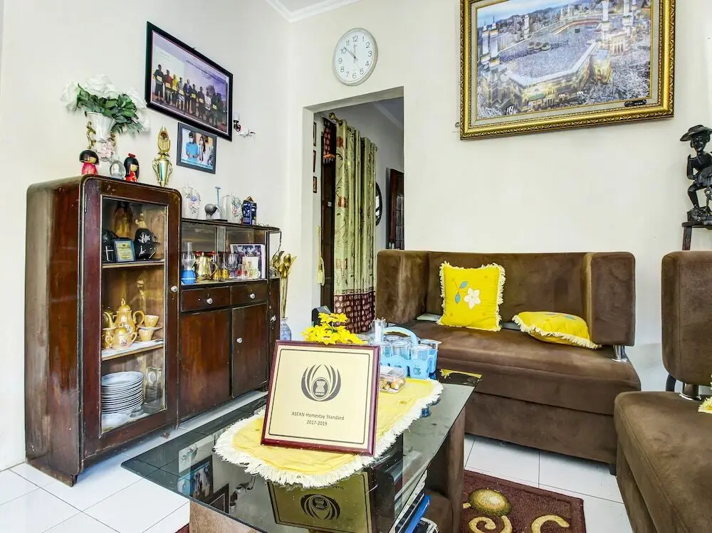 Караванг: OYO HOMES 91242 Desa Wisata Cibuntu Kuningan Syariah