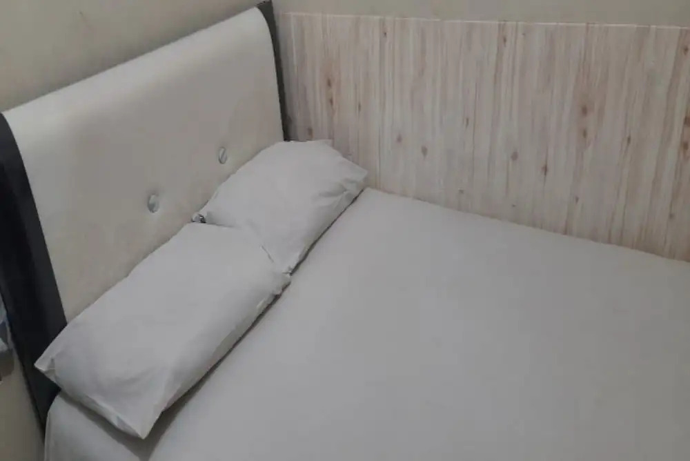 Караванг: OYO 90706 Kost Alam Jaya Syariah