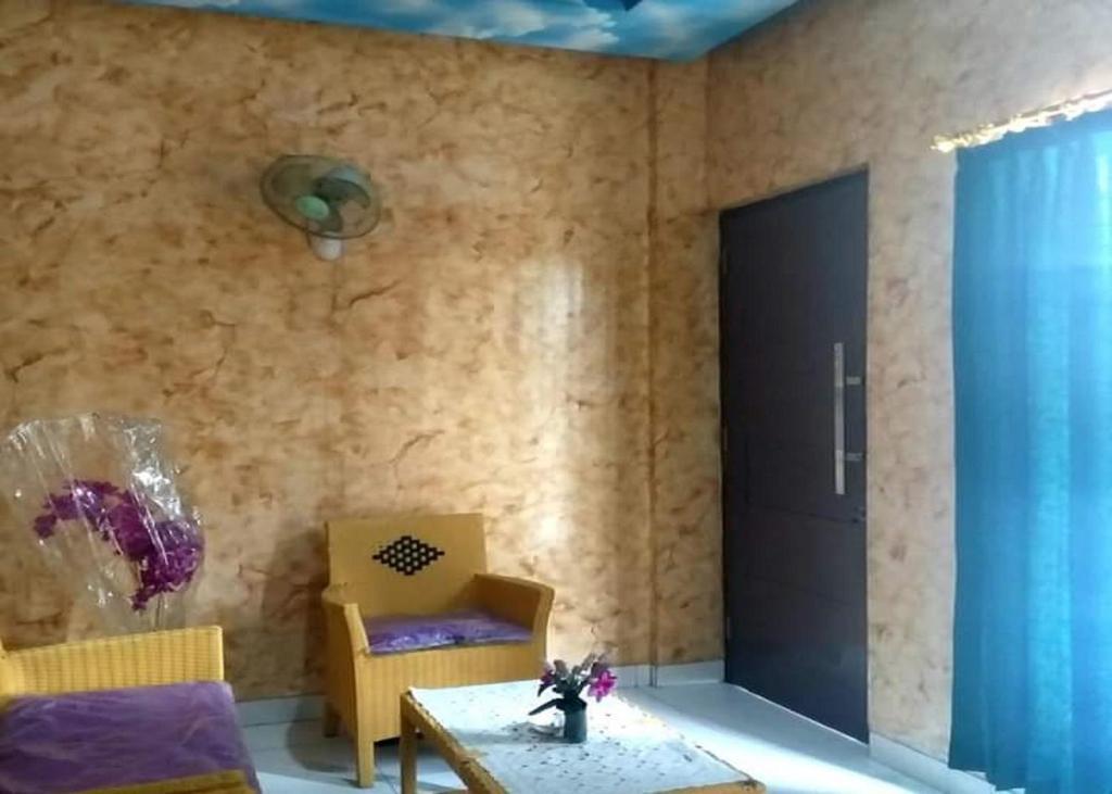 Караванг: OYO 90706 Kost Alam Jaya Syariah