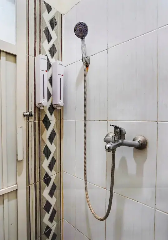 Сурабая: OYO 91049 D'lima Guest House Sub