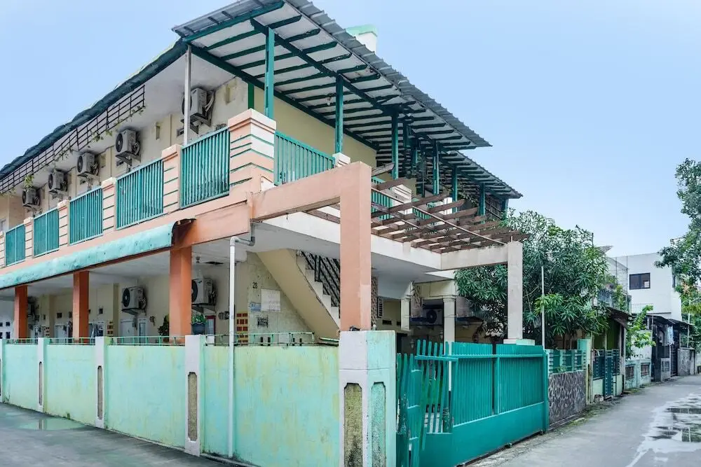 Караванг: OYO 92110 Christine Home Stay Syariah