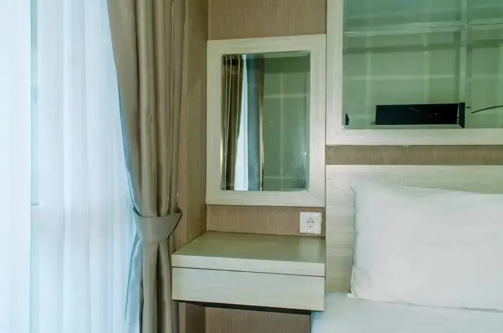 Джакарта: Homey And Warm Studio Room At Tifolia Apartment