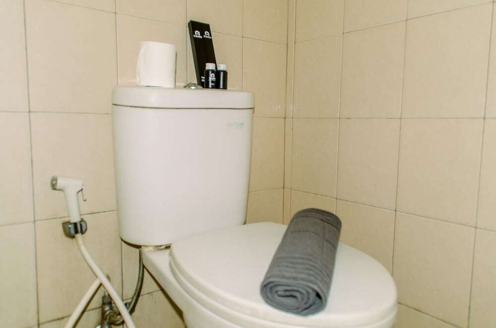 Джакарта: Homey And Warm Studio Room At Tifolia Apartment