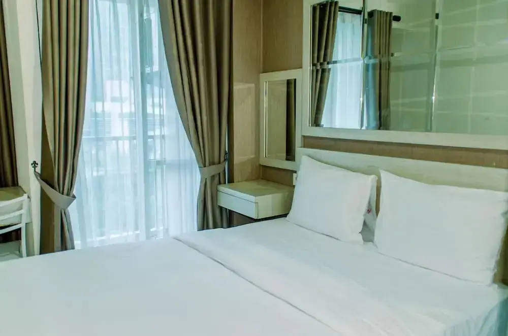 Джакарта: Homey And Warm Studio Room At Tifolia Apartment
