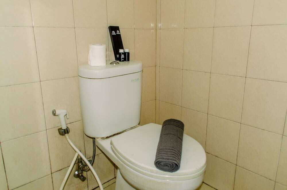 Джакарта: Homey And Warm Studio Room At Tifolia Apartment