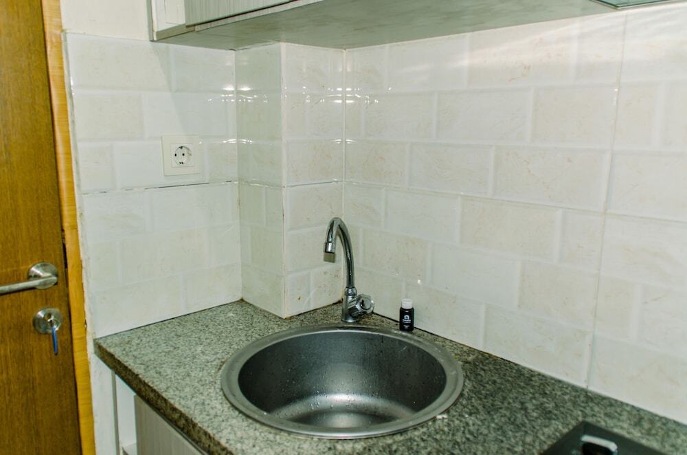 Джакарта: Homey And Warm Studio Room At Tifolia Apartment