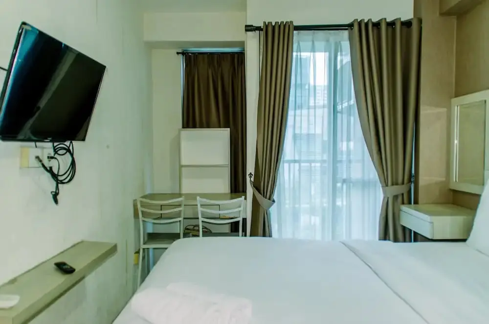 Джакарта: Homey And Warm Studio Room At Tifolia Apartment