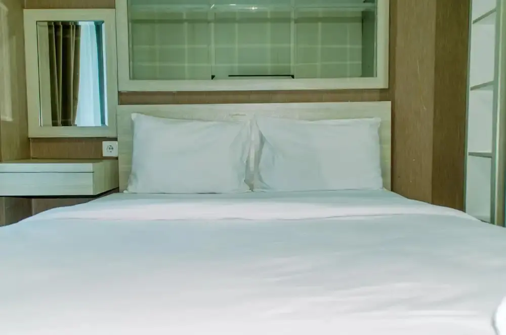 Джакарта: Homey And Warm Studio Room At Tifolia Apartment