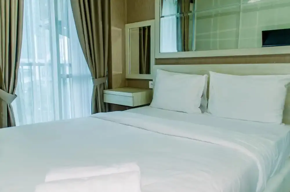 Джакарта: Homey And Warm Studio Room At Tifolia Apartment