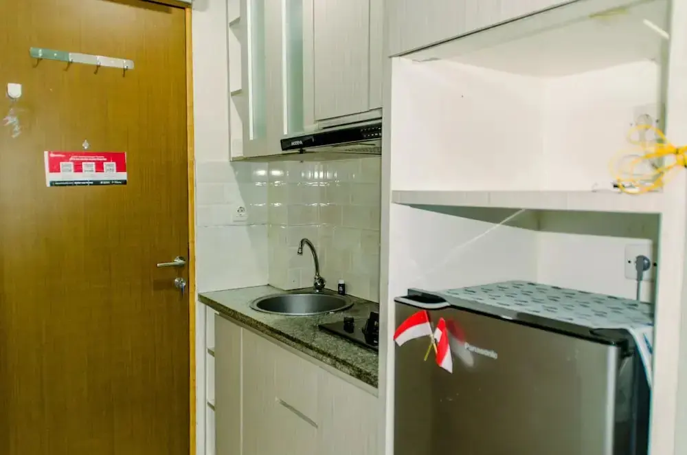 Джакарта: Homey And Warm Studio Room At Tifolia Apartment