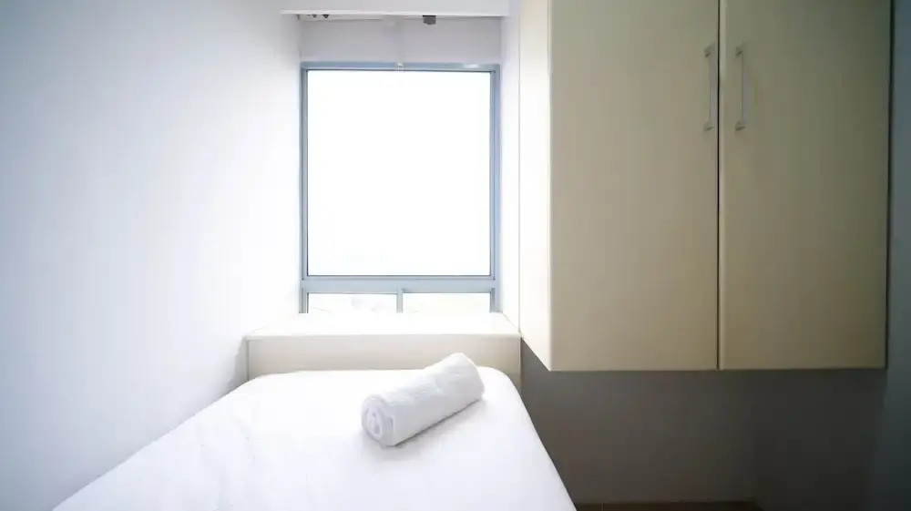 Сурабая: Homey 2Br With Extra Room At Taman Beverly Apartment
