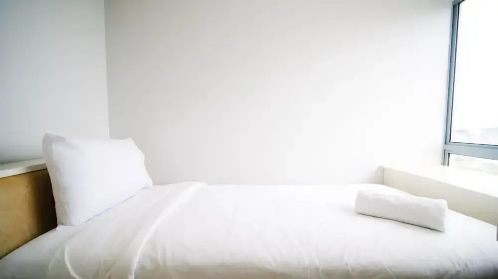 Сурабая: Homey 2Br With Extra Room At Taman Beverly Apartment