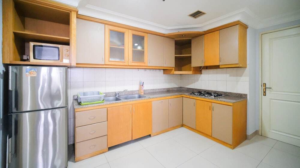 Сурабая: Homey 2Br With Extra Room At Taman Beverly Apartment