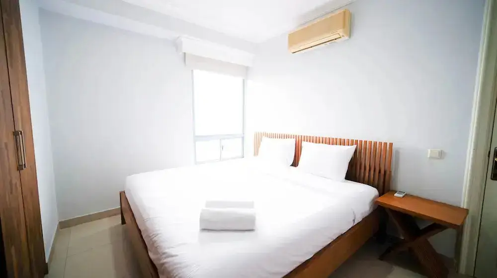 Сурабая: Homey 2Br With Extra Room At Taman Beverly Apartment