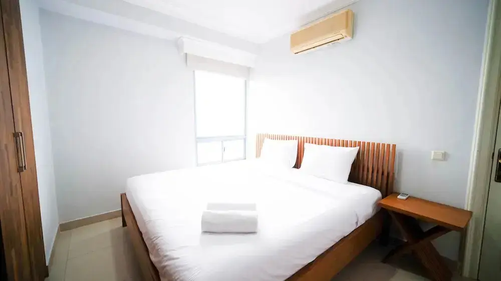 Сурабая: Homey 2Br With Extra Room At Taman Beverly Apartment