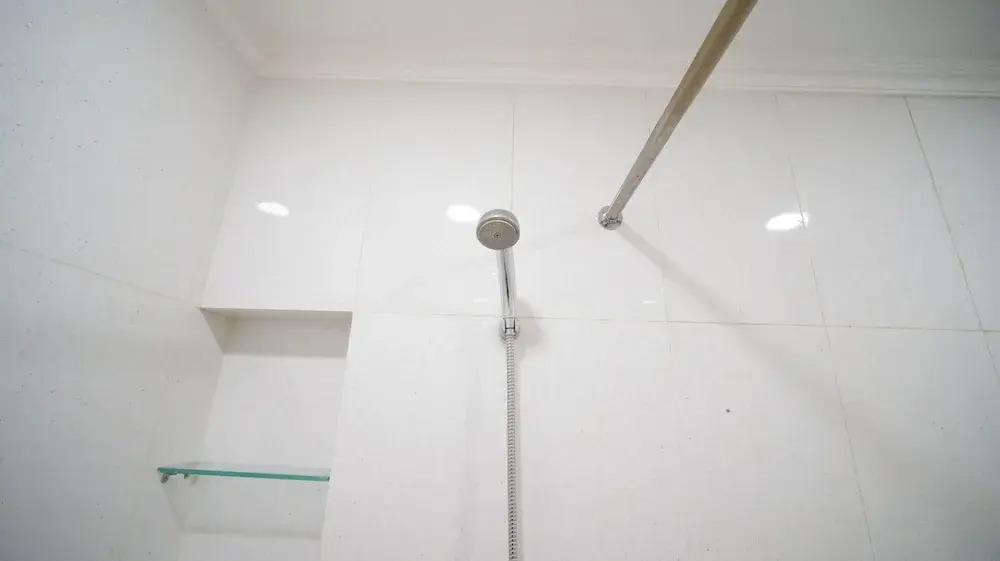 Сурабая: Homey 2Br With Extra Room At Taman Beverly Apartment