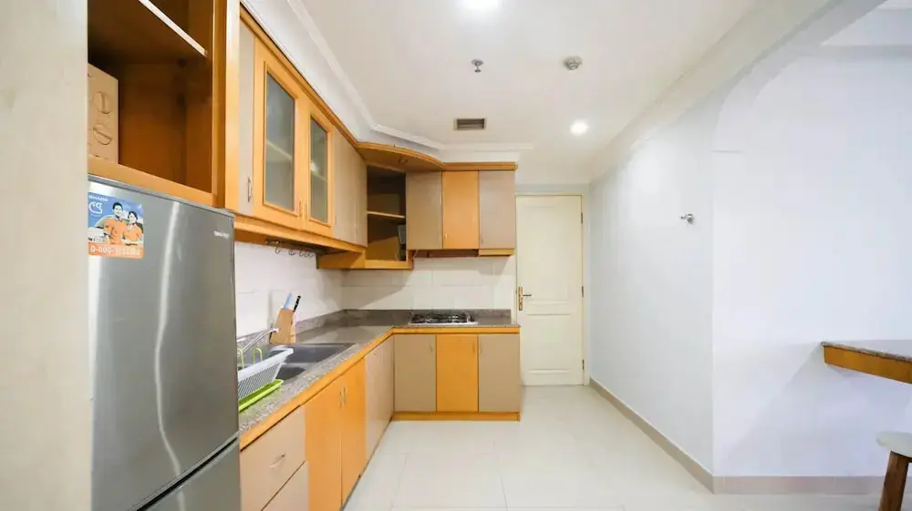Сурабая: Homey 2Br With Extra Room At Taman Beverly Apartment