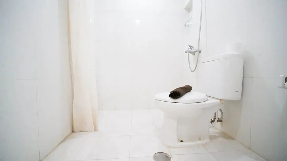 Сурабая: Homey 2Br With Extra Room At Taman Beverly Apartment
