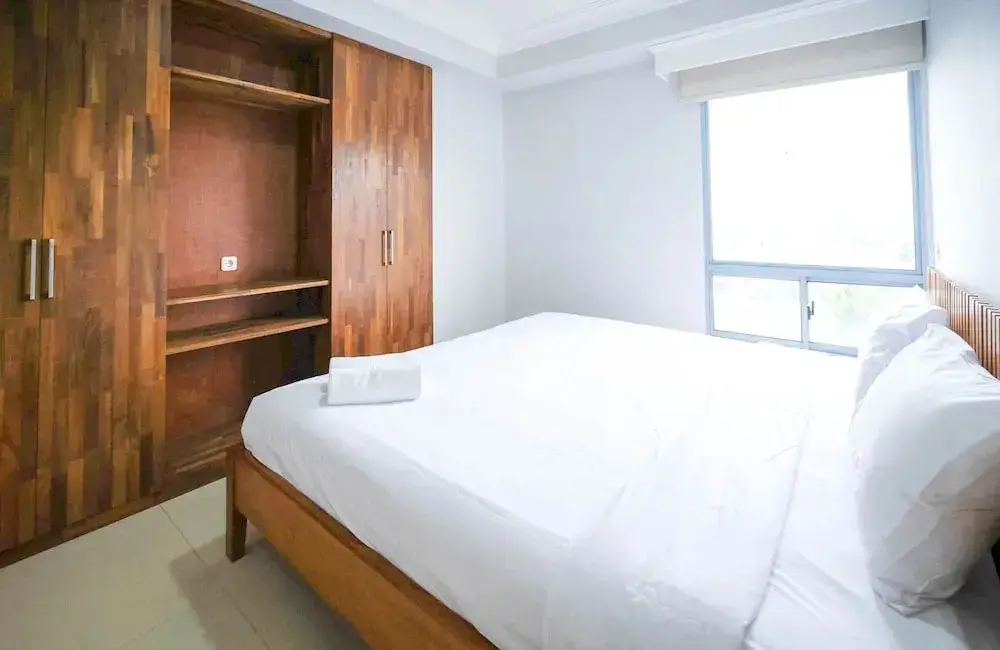 Сурабая: Homey 2Br With Extra Room At Taman Beverly Apartment