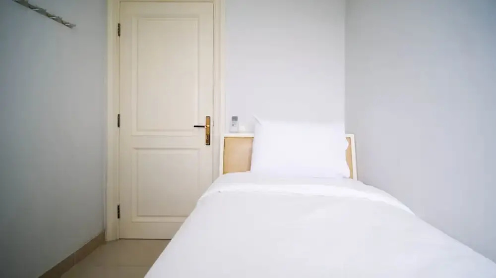 Сурабая: Homey 2Br With Extra Room At Taman Beverly Apartment