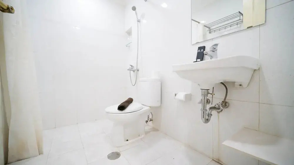 Сурабая: Homey 2Br With Extra Room At Taman Beverly Apartment