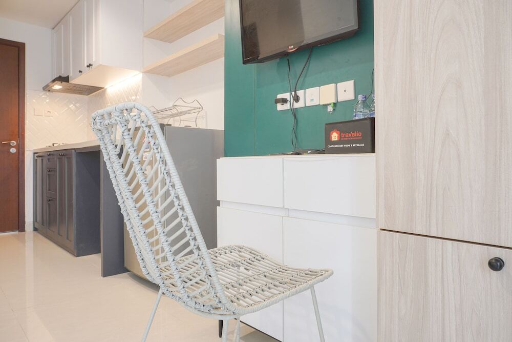 Джакарта: Warm And Simply Studio Room West Vista Apartment
