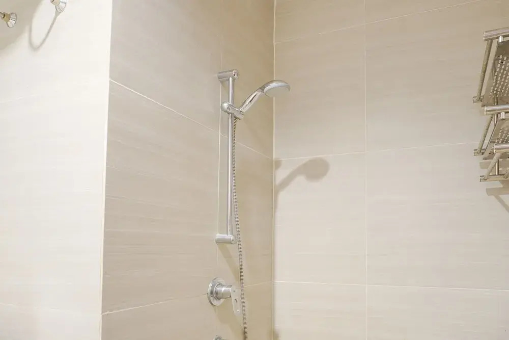 Джакарта: Warm And Simply Studio Room West Vista Apartment