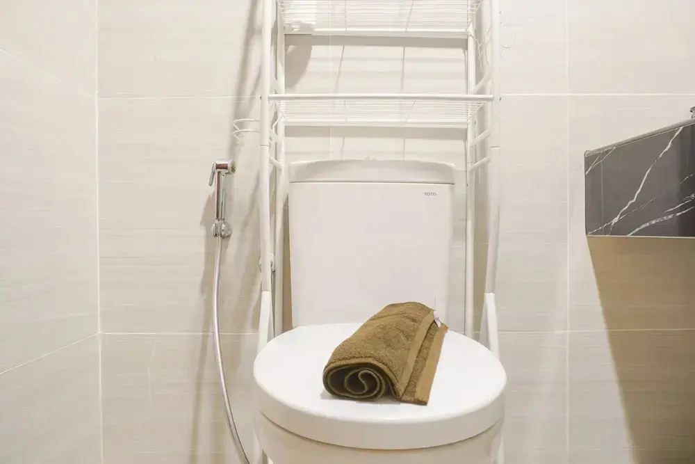 Джакарта: Warm And Simply Studio Room West Vista Apartment