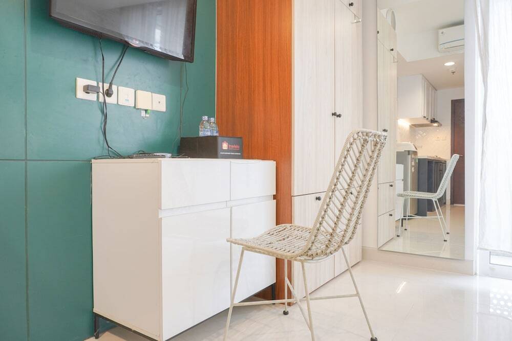 Джакарта: Warm And Simply Studio Room West Vista Apartment