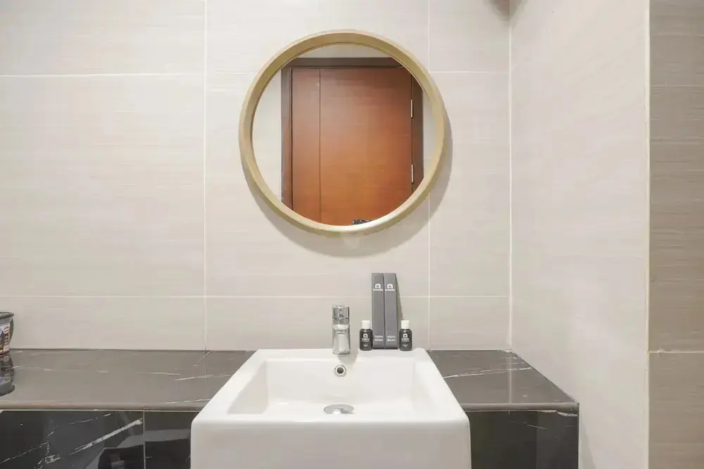 Джакарта: Warm And Simply Studio Room West Vista Apartment
