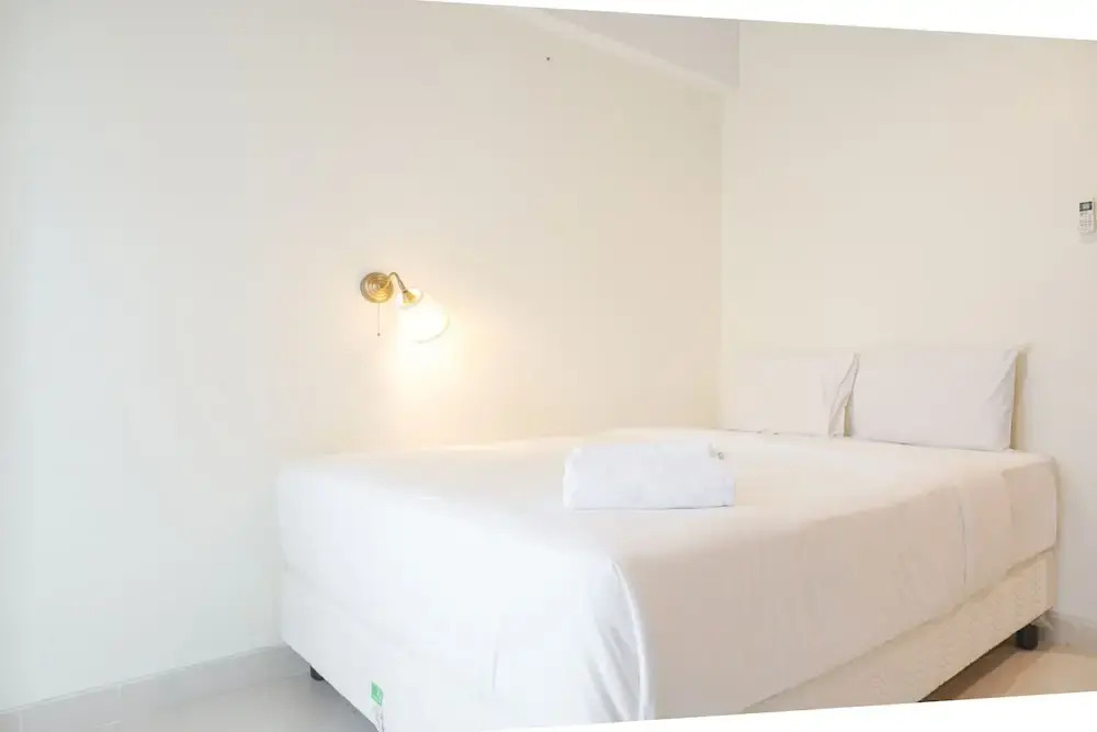 Джакарта: Warm And Simply Studio Room West Vista Apartment
