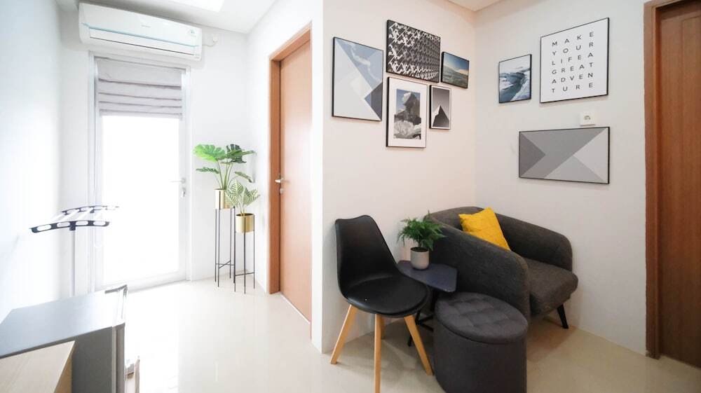 Сурабая: Minimalist And Beautiful 1Br With Extra Room At Pavilion Permata Apartment