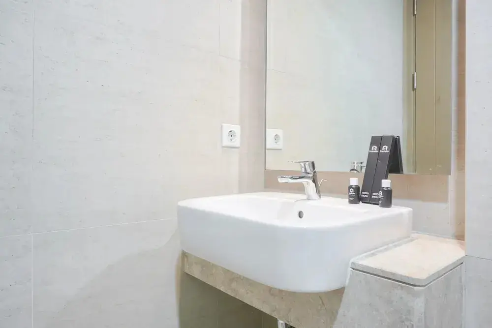 Джакарта: Minimalist And Comfort Stay Studio Gold Coast Apartment
