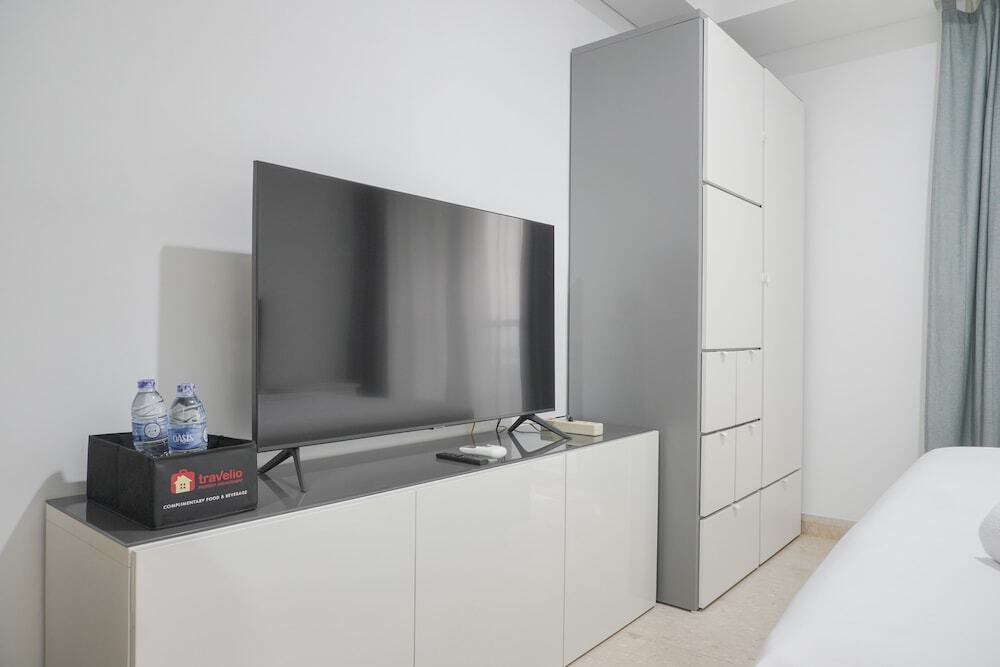 Джакарта: Minimalist And Comfort Stay Studio Gold Coast Apartment