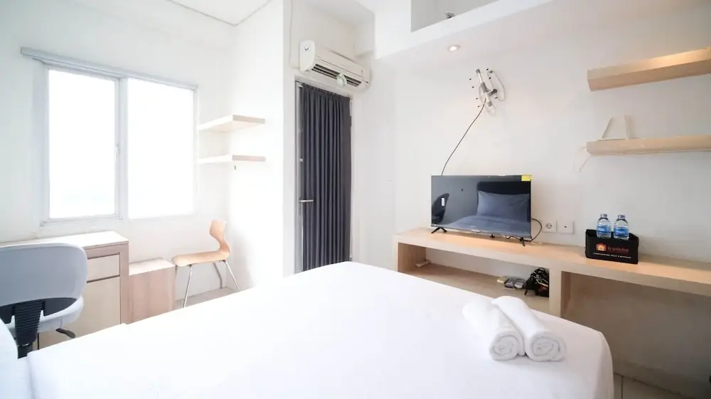Сурабая: Cozy Living Studio At Pavilion Permata Apartment