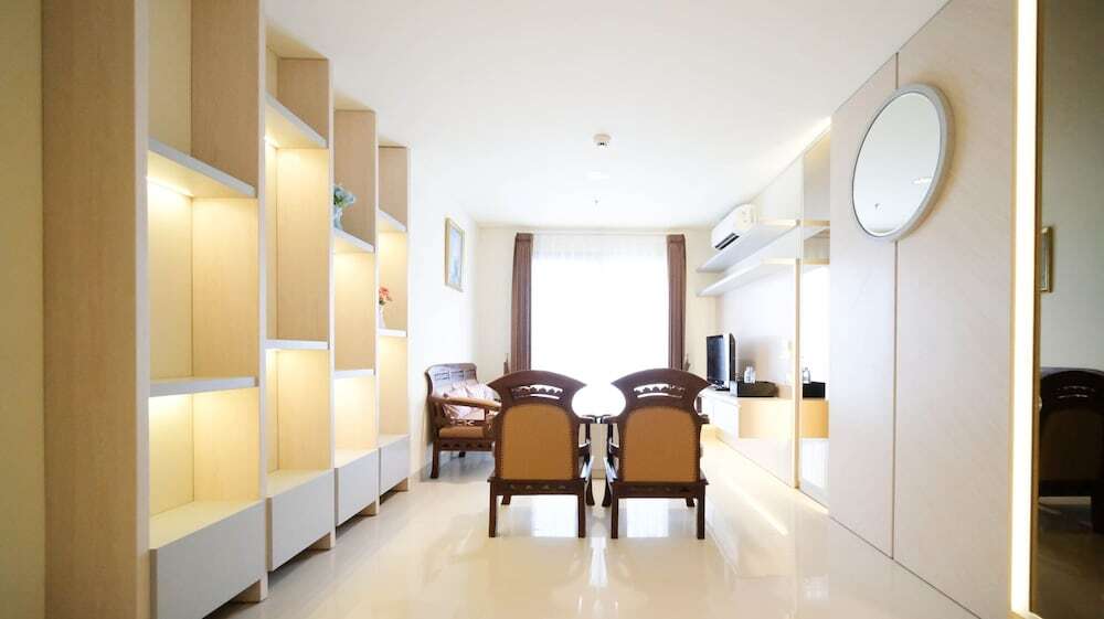 Сурабая: Best Location And Comfy 1Br At Praxis Apartment