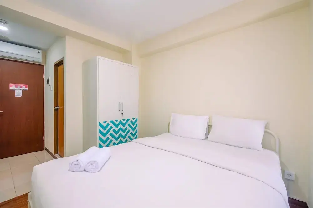 Джакарта: Homey And Cozy Living Studio Room At Tifolia Apartment